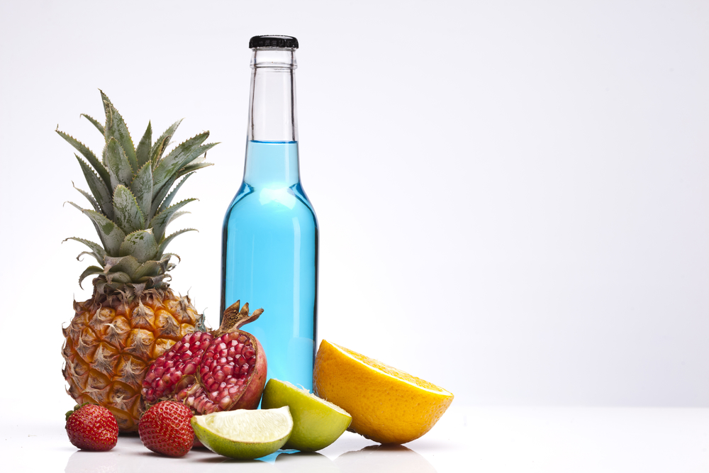 異國情調的酒精飲料套裝 白背景下的水果與美酒交融